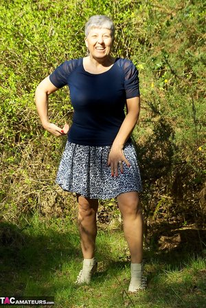 TAC Amateurs offers a xxx picture gallery with Savana in jerking pussy scene